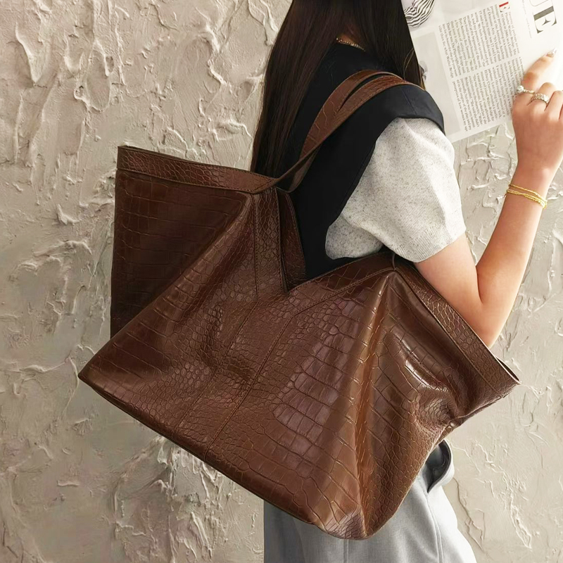 حقائب يد كلاسيكية كبيرة الحجم  - مراجعة Luxury Bags Of 2026 وسعره