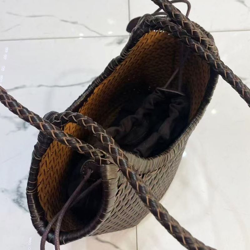حقائب يد صغيرة من الجلد الطبيع - مراجعة Luxury Bags Of 2026 وسعره