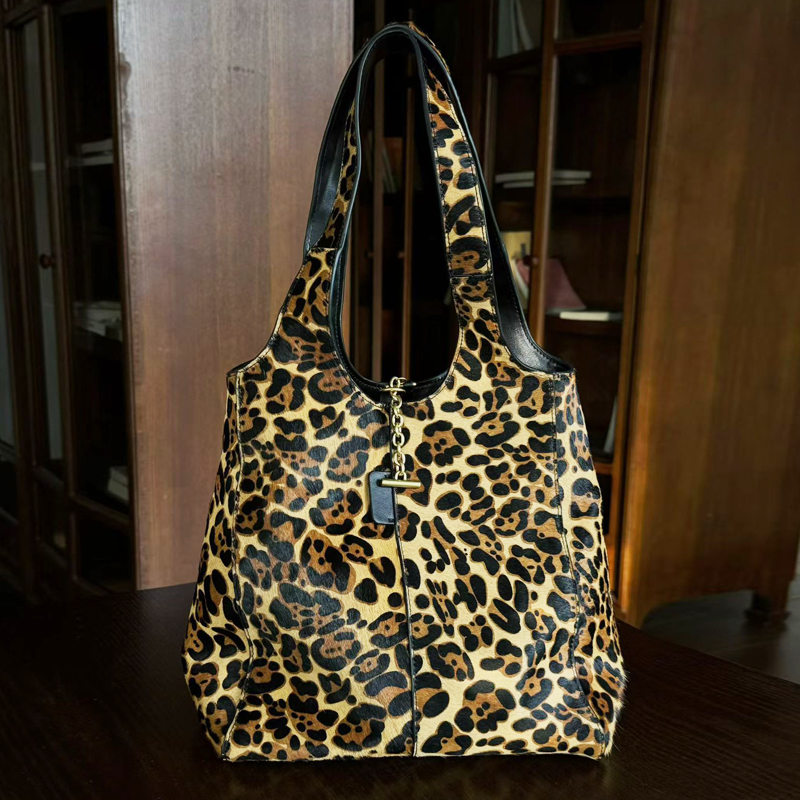 حقائب دلو صغيرة من الجلد الطبي - مراجعة Luxury Bags Of 2026 وسعره