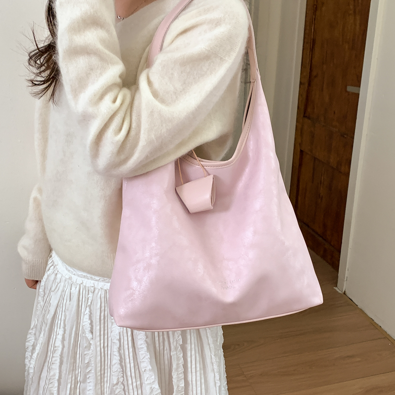 حقيبة هوبو نسائية من الجلد الص - مراجعة Luxury Bags Quiet وسعره
