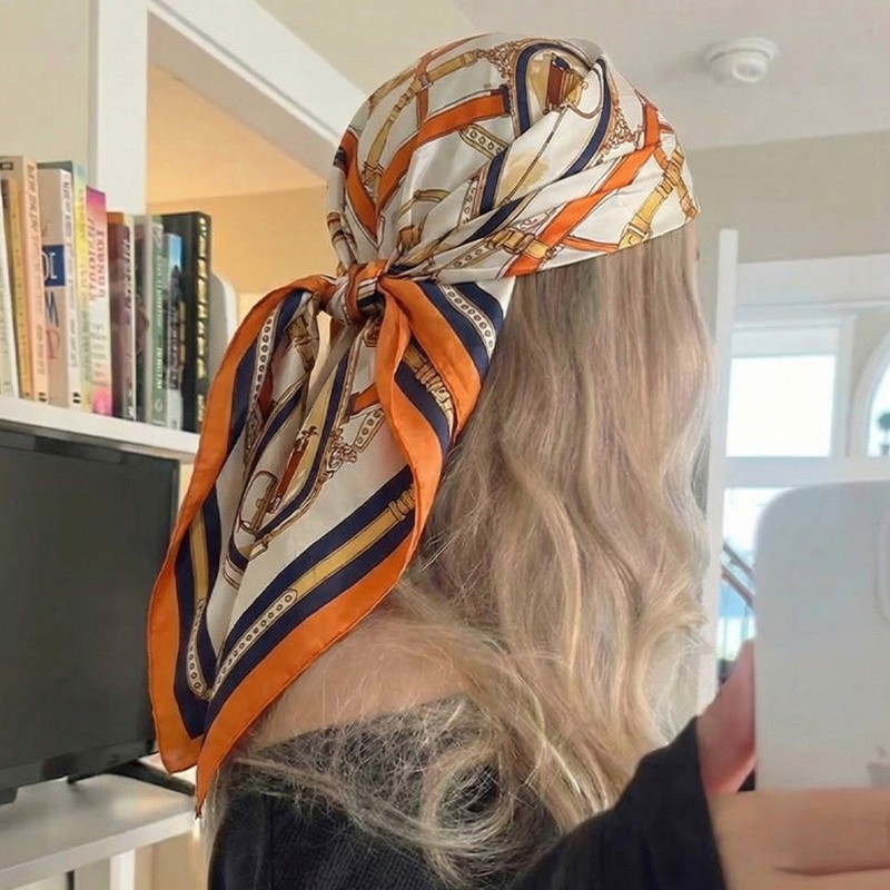 وشاح حريري مربع نحيف بتصميم فا - مراجعة Luxury Bags Brands وسعره