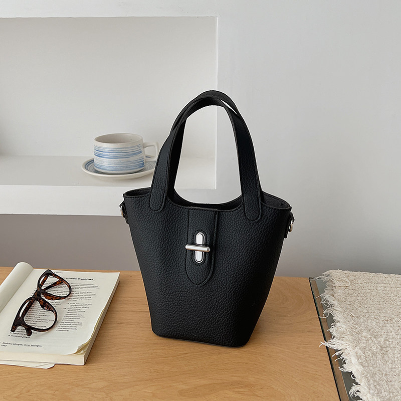 حقيبة صغيرة فاخرة من جلد البقر - مراجعة Luxury Bags Quiet وسعره