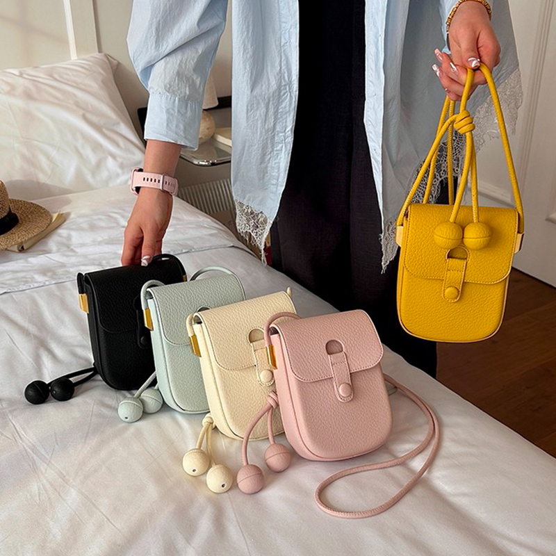 حقيبة كتف صغيرة فاخرة باللون ا - مراجعة Luxury Bags Brands وسعره