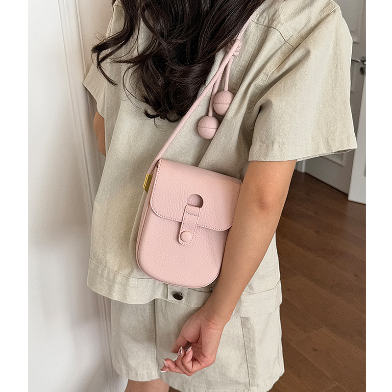 حقيبة كتف صغيرة فاخرة باللون ا - مراجعة Luxury Bags Brands وسعره